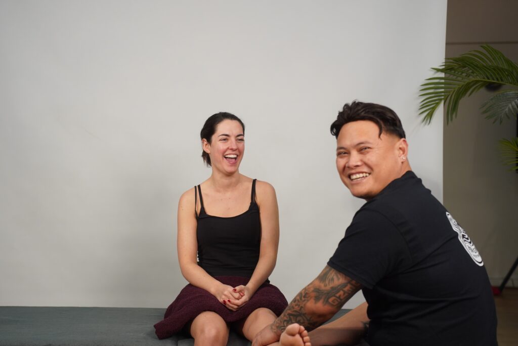 Klant lacht na massage. Dieptemassage, sportmassage en herstelmassage aan huis door een professionele therapeut in Nederland.