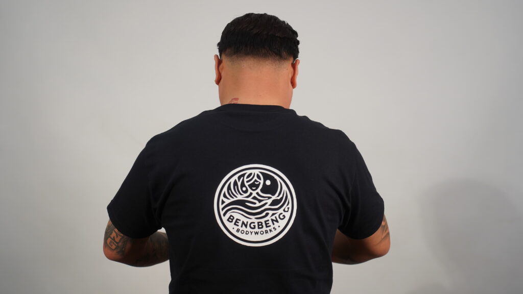 Het logo van BengBeng Bodyworks op een T-shirt. Diepweefselmassage, sportmassage en resetmassage aan huis door een professionele therapeut in Nederland.
