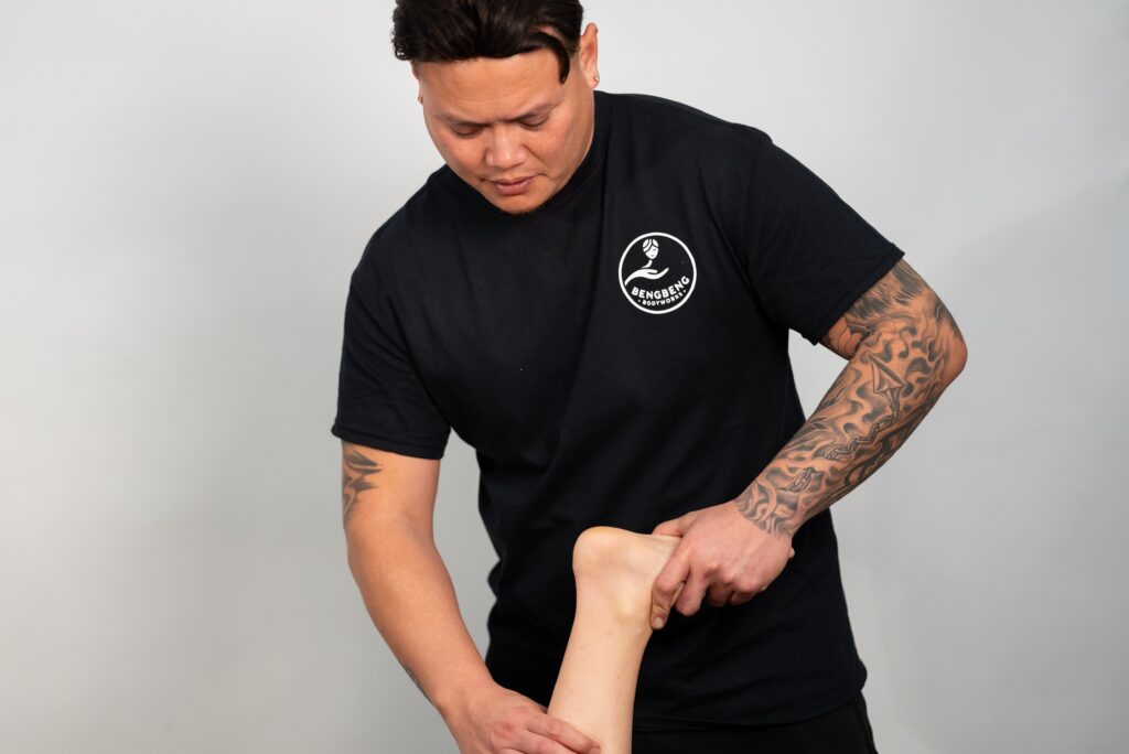 Vrouw krijgt voetmassage van man. Diepweefselmassage, sportmassage en resetmassage aan huis door een professionele therapeut in Nederland.